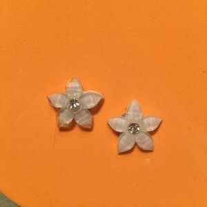 White flower earrings new
